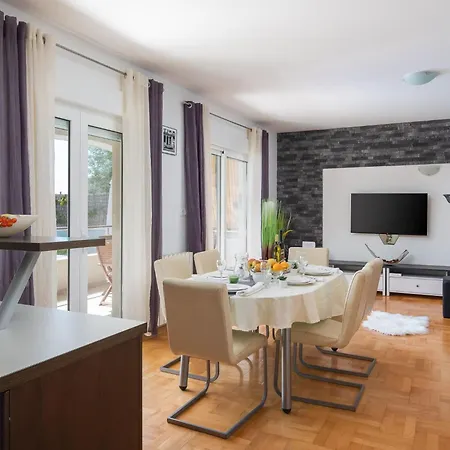 Sonnenschein By Interhome